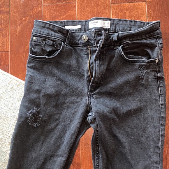 BERSHKA Distressed Jeans. Sz. 28 - Picture 3 of 5